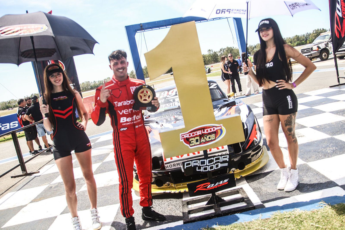 EL CAMPEÓN ROSSI ARRANCO CON POLE 